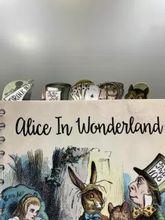 LIBRETA CON SEPARADORES ALICIA