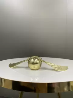 FIGURA SNITCH DORADA