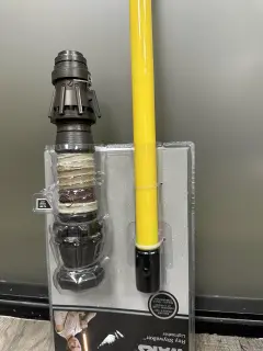 SABLE DE LUZ REY SKYWALKER (AMARILLO)