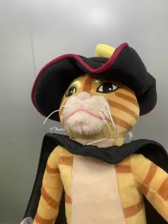 PELUCHE GATO CON BOTAS