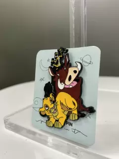 PIN REY LEON